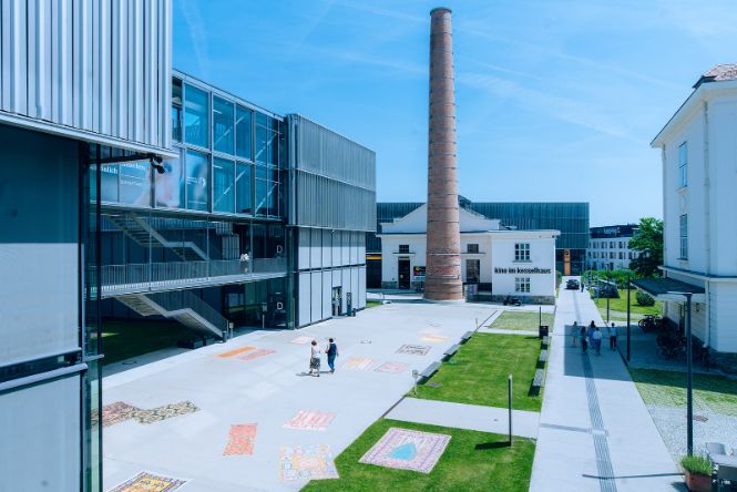 Blick auf das Kesselhaus und den Schlot am Campus Krems