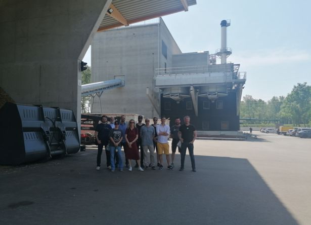 Gruppenfoto vor Biomassekraftwerk