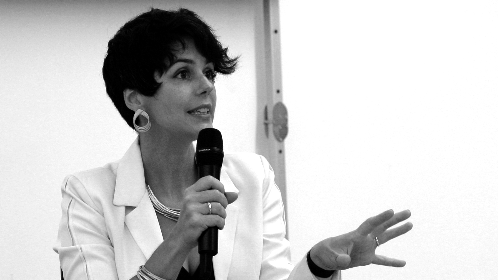 Julia Mourão Permoser at a roundtable discussion on irregular migration
