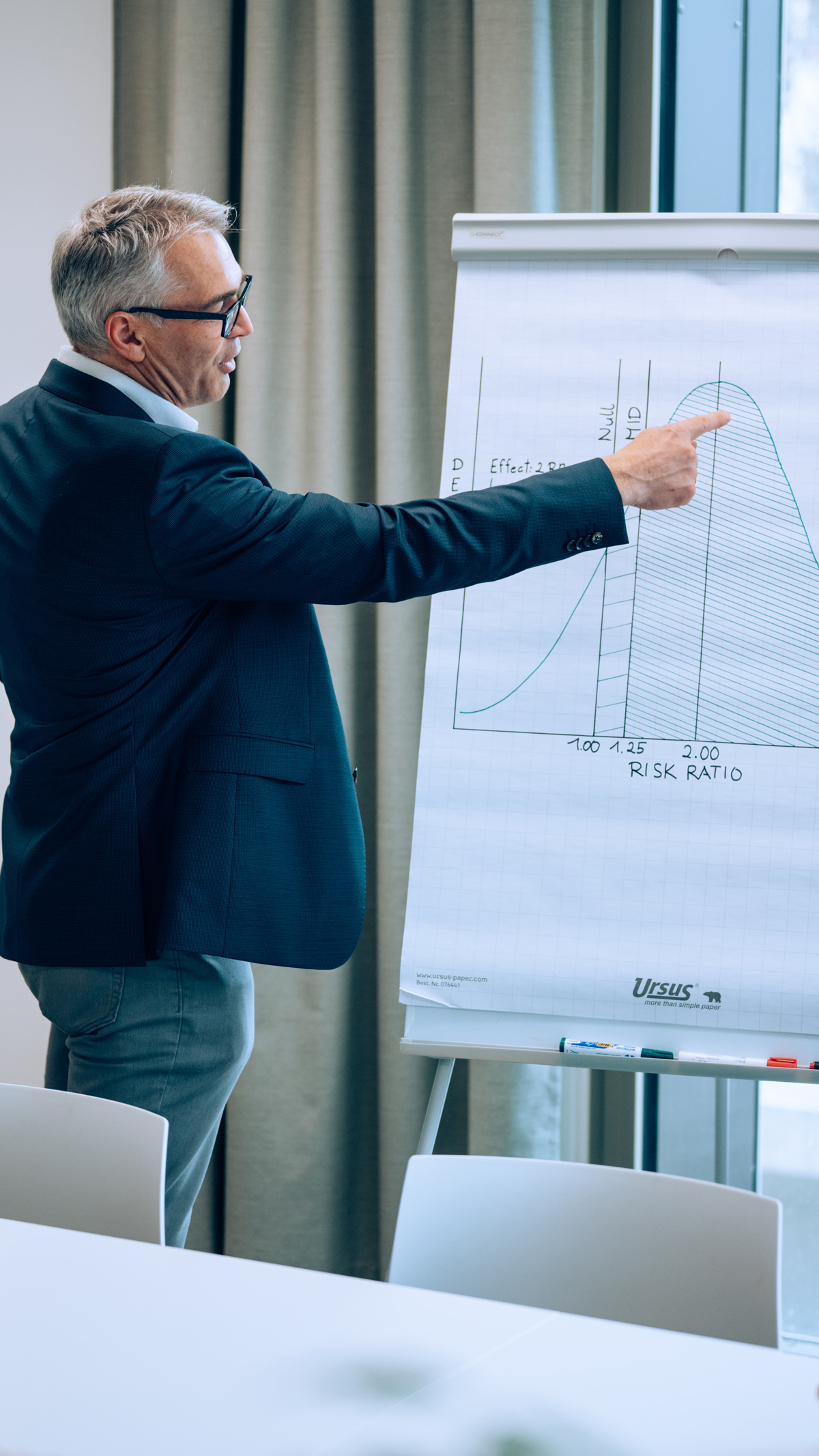 © Walter Skokanitsch Gerald Gartlehner explains something on a flipchart