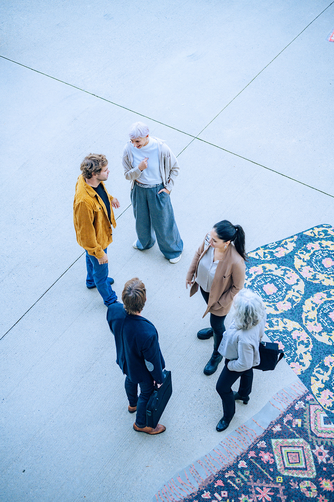 Stehende Menschen, Ansicht von oben