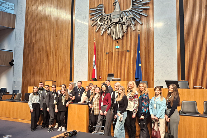 Gruppenfoto Besuch Ukrainevertreter_innen Parlament