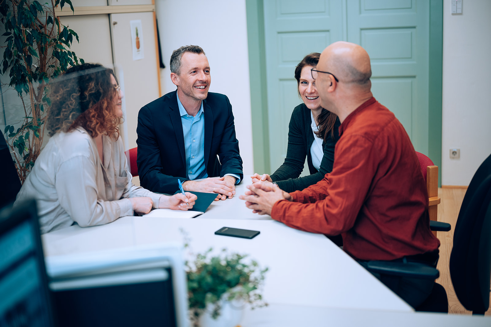 Personen bei einer Besprechung im Büro