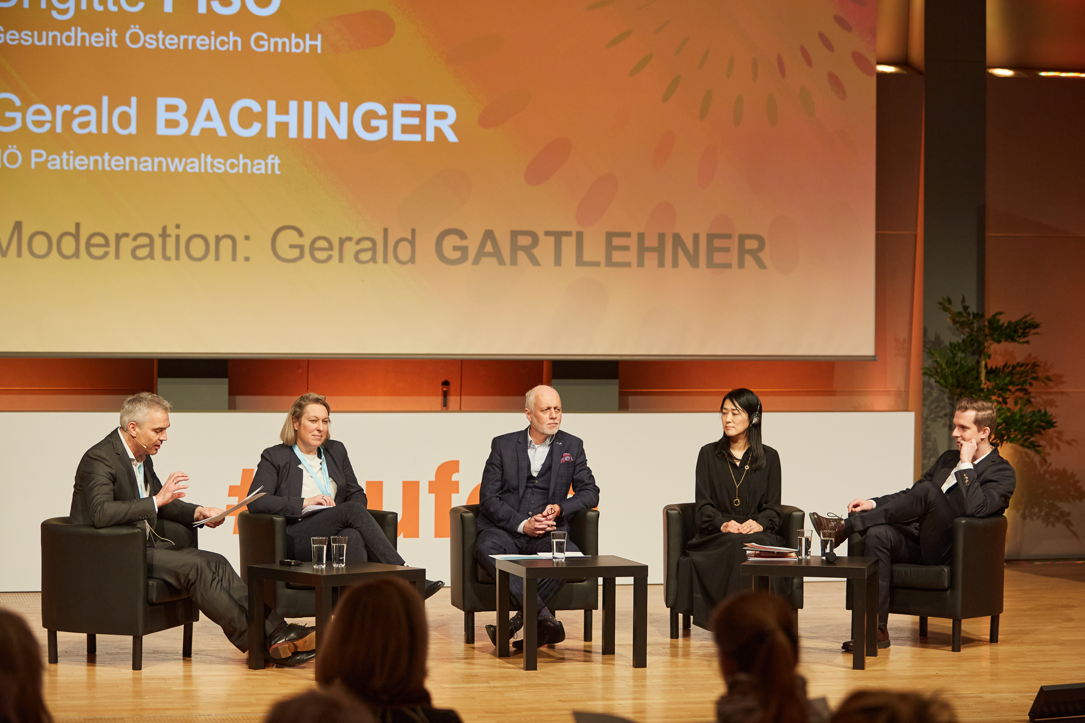 © Florian Schulte Podiumsdiskussion: Unter der Moderation von Univ.-Prof. Dr. Gerald Gartlehner, MPH (Donau-Universität Krems) diskutierten Dr. Brigitte Piso, MPH (Gesundheit Österreich GmbH), Dr. Gerald Bachinger (NÖ Patientenanwaltschaft), Dr. Riko Muranaka (Universität Kyoto) und Philipp Schmid, MSc (Universität Erfurt);